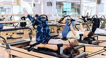 X-treme Pilates-Kurs auf dem Reformer mit dem Pilates-Ring, unter der Anleitung von Kira